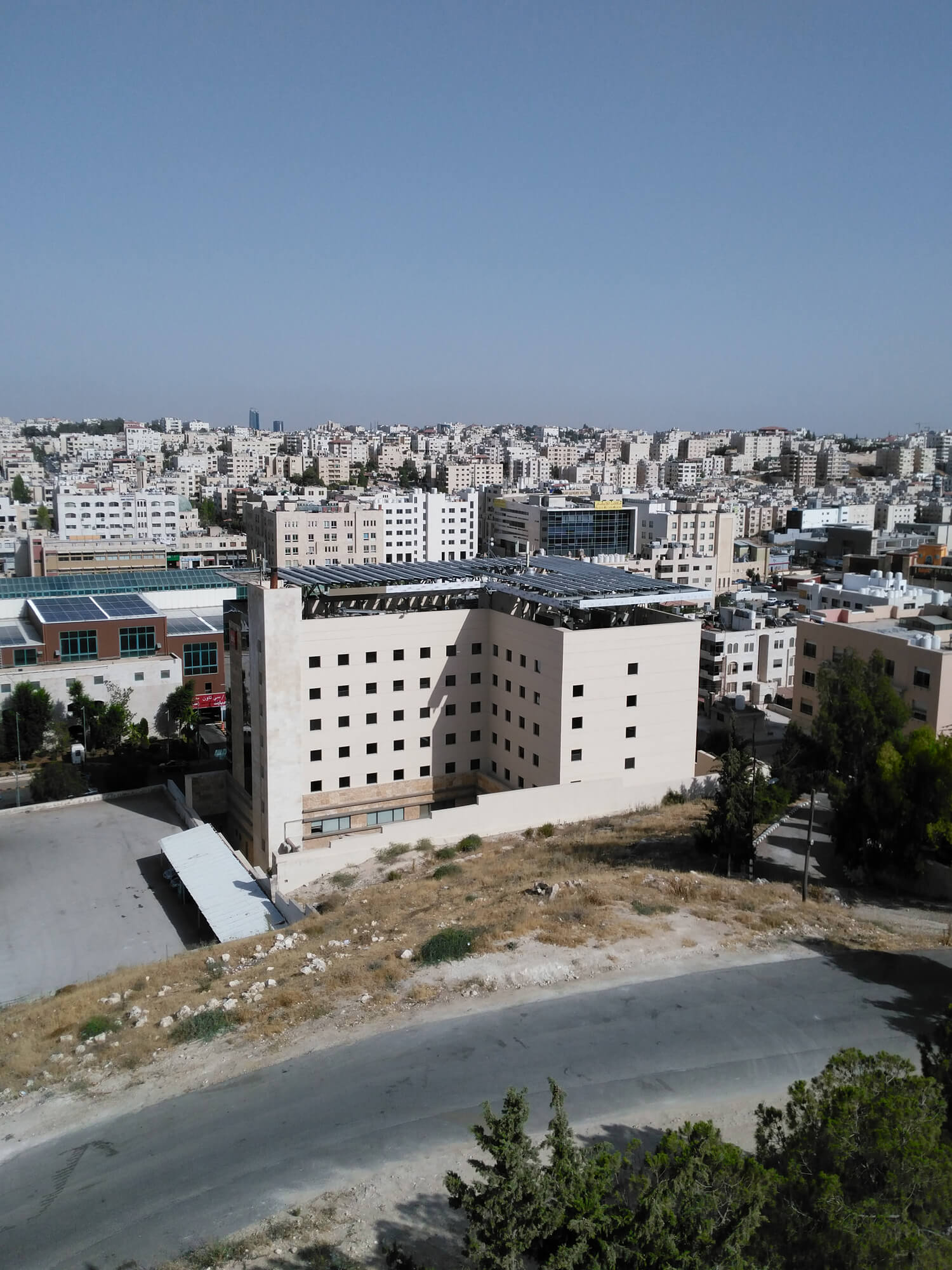 Custodio Contando insectos camión IBIS Hotel Amman, Jordan - Treadlighter - Solar PV specialists